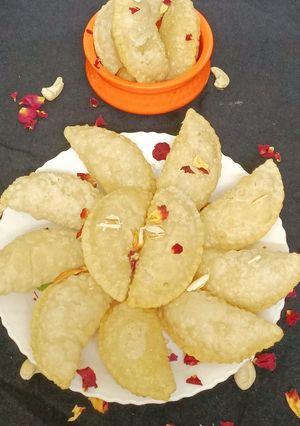 मावा गुजिया (mawa gujiya recipe in Hindi) रेसिपी मुख्य फोटो