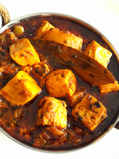 A picture of Aloo Matar Paneer.