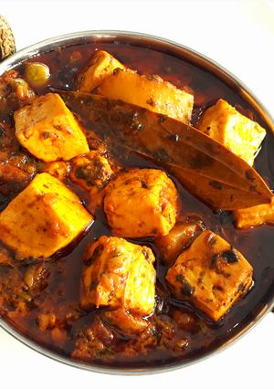 A picture of Aloo Matar Paneer.