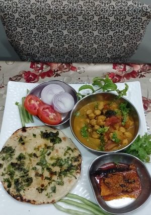 छोले कुलचे (Chole kulche recipe in Hindi) रेसिपी मुख्य फोटो