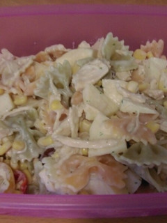 Una foto de Ensalada de pasta en salsa de yogurt