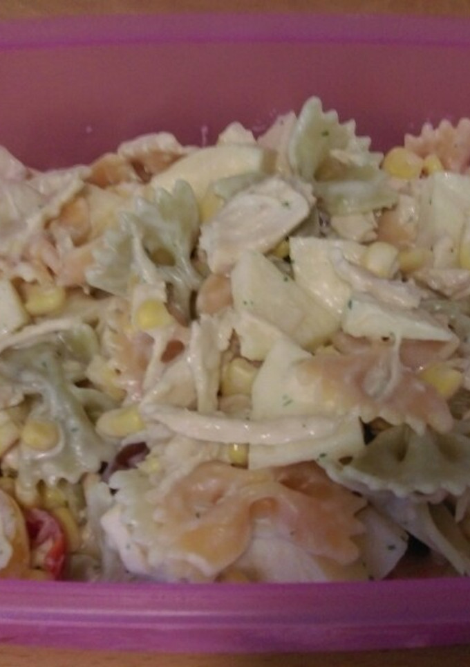 Una foto de Ensalada de pasta en salsa de yogurt