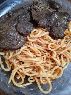 صورة لوصفة لحمة بطريقة مختلفه ومعكرونه بالصلصة 😋😋