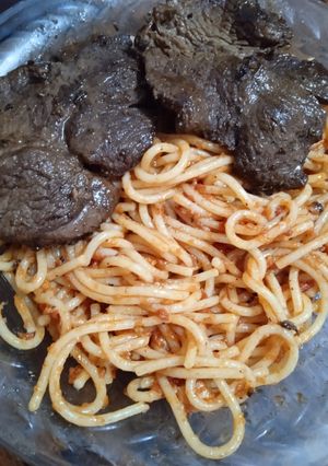 صورة لوصفة لحمة بطريقة مختلفه ومعكرونه بالصلصة 😋😋