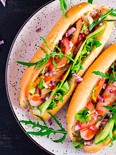 Una foto de Hot Dog al punto de picante con Salsa Brava