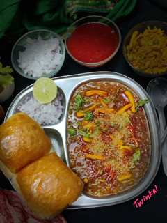 મિસળ પાવ (Misal paw recipy in gujrati) રેસીપી મુખ્ય ફોટો