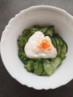 Fokhagymás tejfölös uborkasaláta recept fotója