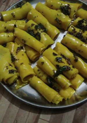 गुजराती खांडवी (gujarati khandvi recipe in Hindi) रेसिपी मुख्य फोटो