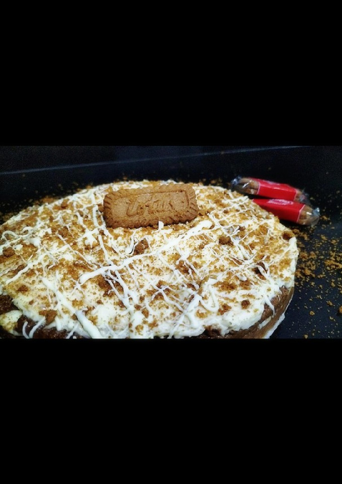 Una foto de Tarta de chocolate blanco y galletas Lotus