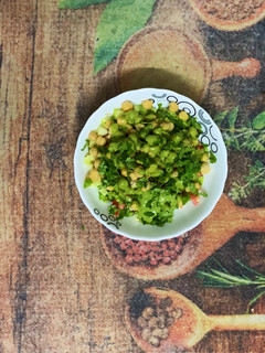 A picture of Chickpeas Mint salad.