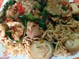 บะหมี่กึ่งสำเร็จรูปผัดกะเพราหมู