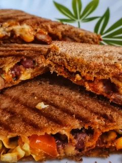 चीजी वेज सैंडविच (cheese veg sandwich recipe in Hindi) रेसिपी मुख्य फोटो