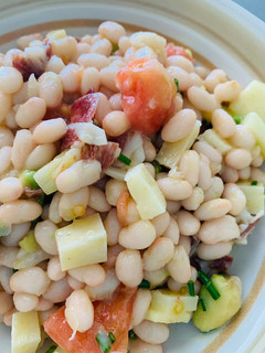 Una foto de Ensalada de judías blancas con vinagreta de cebollino y limón 🍋🍋🥑