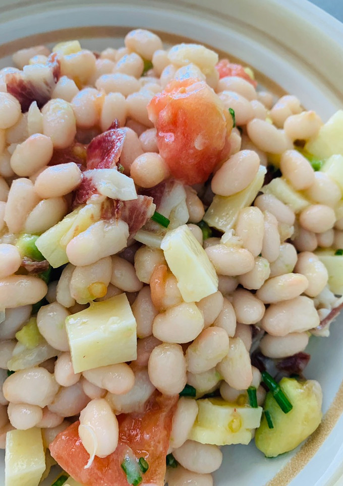Una foto de Ensalada de judías blancas con vinagreta de cebollino y limón 🍋🍋🥑