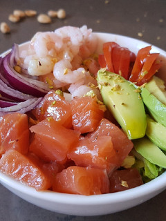 Una foto de Ensalada de Aguacate y salmón con vinagreta cítrica y pistachos