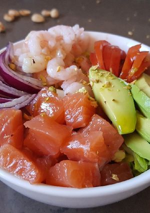 Foto principal de Ensalada de Aguacate y salmón con vinagreta cítrica y pistachos