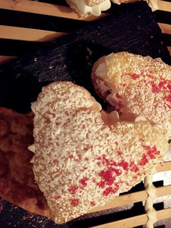 Una foto de Corazoncitos de Hojaldre Rellenos de Nata
