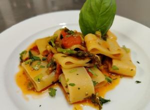 Foto di Calamarata con Asparagi e Pomodorini Freschi