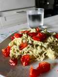 Noodles con crema di piselli e ricotta