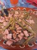Chuletas en salsa y nopales