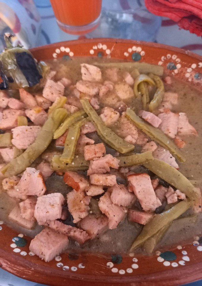Una foto de Chuletas en salsa y nopales