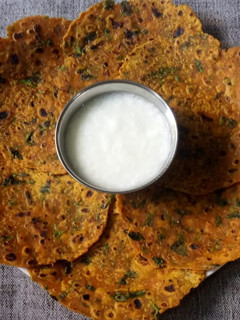મેથીના થેપલા (Methi Thepla Recipe In Gujarati) રેસીપી મુખ્ય ફોટો