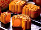 Kue bulan (moon cake)