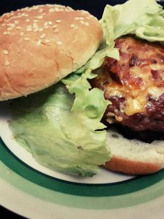 Una foto de Hamburguesa rellena con queso (Receta Casera)