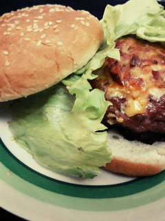Foto principal de Hamburguesa rellena con queso (Receta Casera)