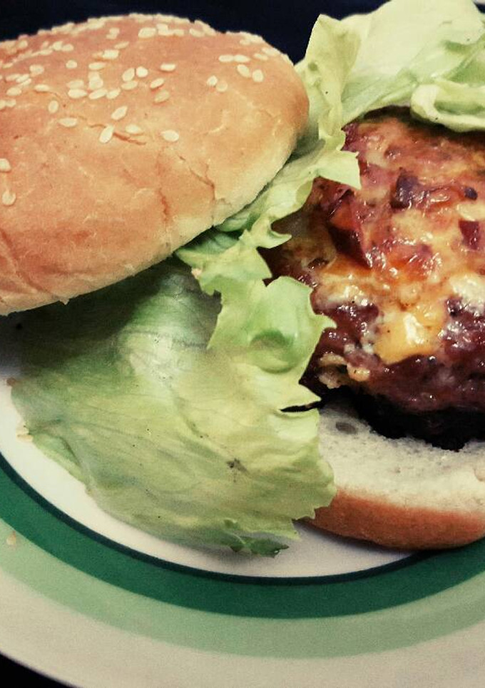 Una foto de Hamburguesa rellena con queso (Receta Casera)