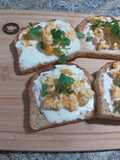 Tostadas de queso crema y huevo revueltos