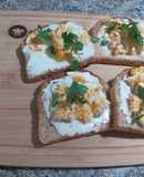 Tostadas de queso crema y huevo revueltos