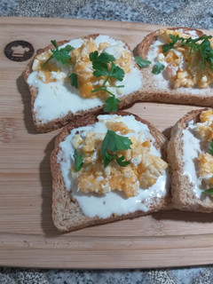 Una foto de Tostadas de queso crema y huevo revueltos