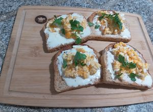 Una foto de Tostadas de queso crema y huevo revueltos
