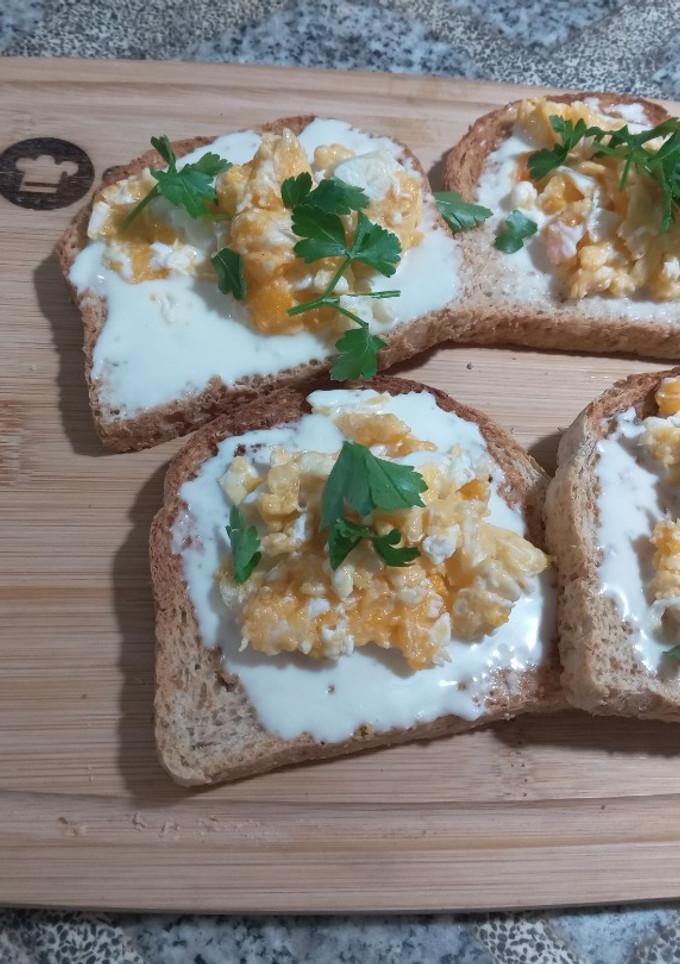 Una foto de Tostadas de queso crema y huevo revueltos
