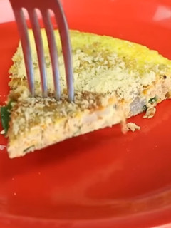 Una foto de Tortilla de atún al punto de pimentón 😋