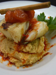Una foto de Lomo de bacalao sobre cremoso de garbanzos y mermelada de tomate