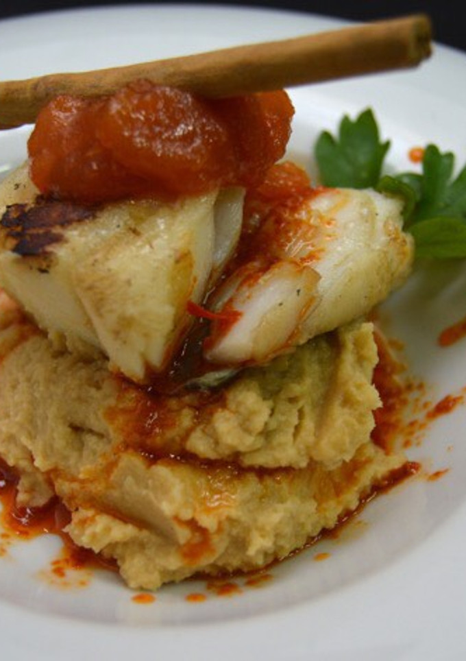 Una foto de Lomo de bacalao sobre cremoso de garbanzos y mermelada de tomate