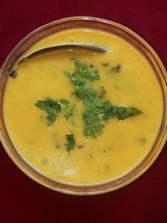 ખાટી મીઠી કઢી (Khati Mithi Kadhi Recipe In Gujarati) રેસીપી મુખ્ય ફોટો