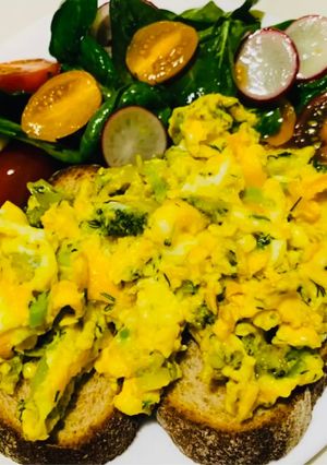 O poză a rețetei Omletă cu broccoli, ceapă verde și mărar !.