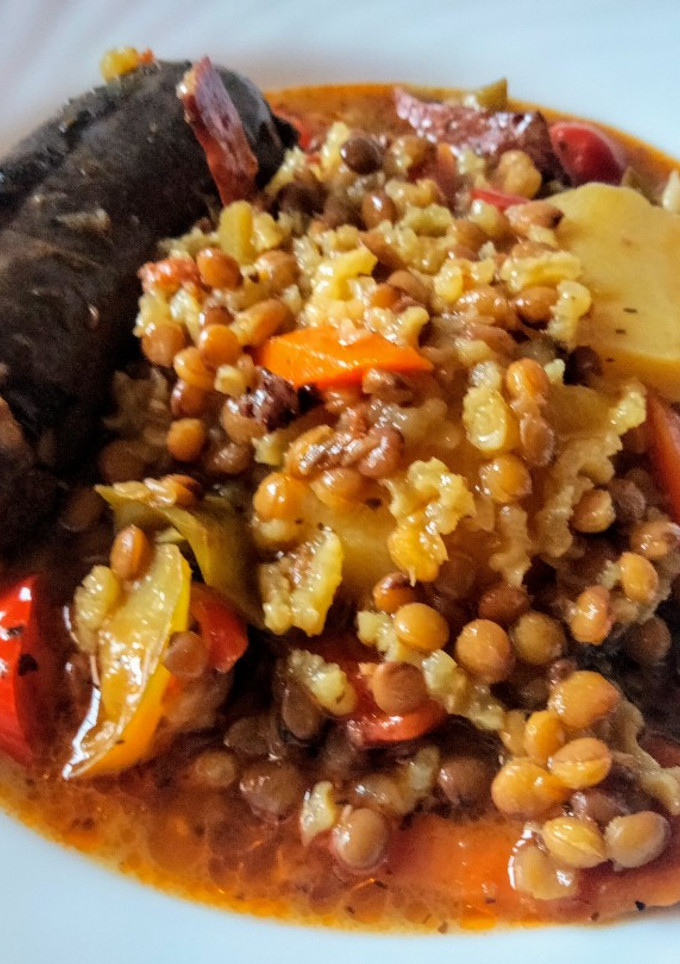Una foto de Lentejas con embutido