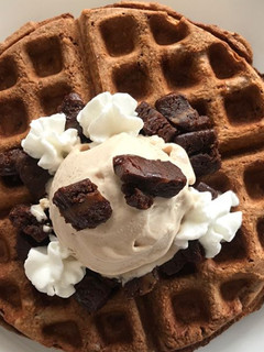 Una foto de Waffles de avena y brownie