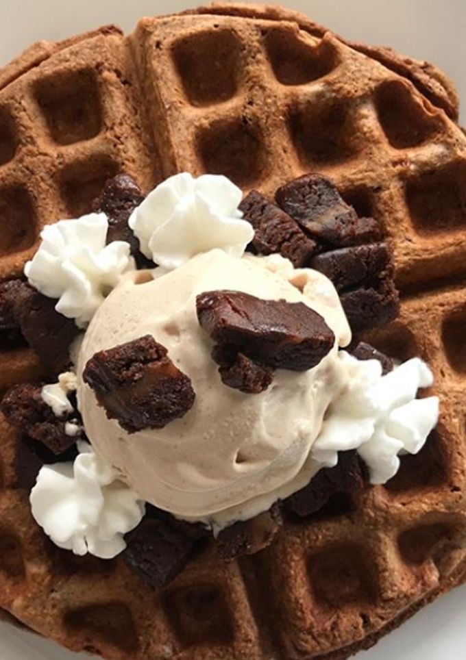 Una foto de Waffles de avena y brownie