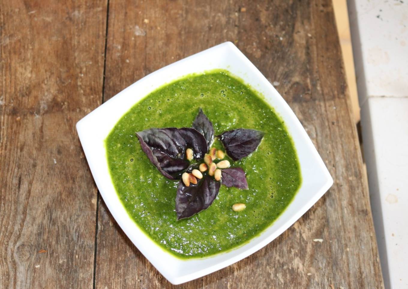 Soupe froide aux épinards frais, melon et pignons de pin