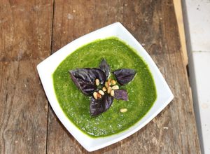 Une photo de Soupe froide aux épinards frais, melon et pignons de pin