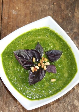 Une photo de Soupe froide aux épinards frais, melon et pignons de pin