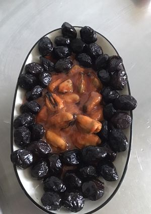 Une photo de Assiettes apéritives aux moules et olives noires