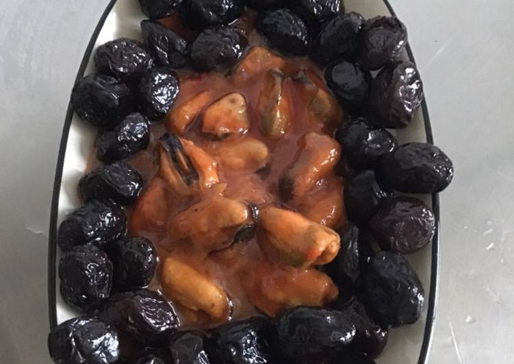 Easiest Way to Prepare Super Quick Homemade Assiettes apéritives aux moules et olives noires