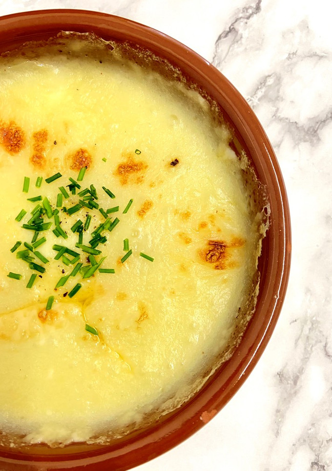 Una foto de Puré de patatas con queso gratinado