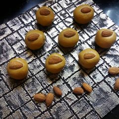 A picture of Besan ladoo.